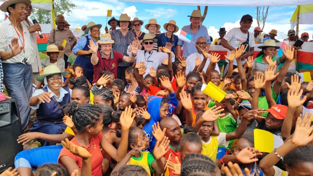 Gruppenbild beim Empfang im Dorf Ankaditapaka, Madagaskar.