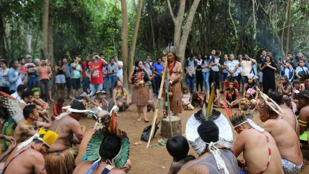 Indigene Dorfbewohner beraten über Landwirtschaftsprojekte ©CAT