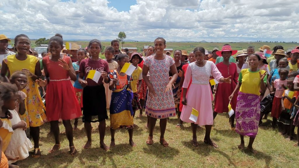Ursule, eine Protagonistin der Fastenaktion 2023, und ihr Verein führen auf dem Empfang im Dorf in Madagaskar einen Tanz auf