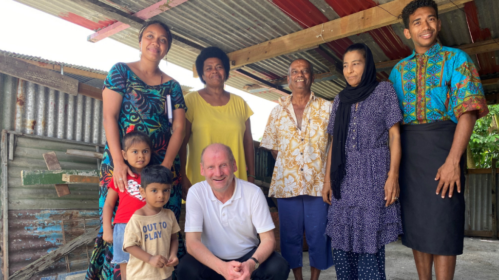 Eine Gruppe von 8 Personen in Fidschi