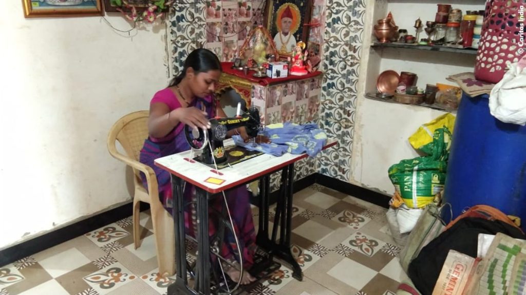 Heute leitet Poonam ihre eigene Schneiderei: Mit ihrem Laden Aanchal Tailorin Centre verdient sie genug, um unabhängig zu sein und für sich und ihre Kinder sorgen zu können. © Caritas India