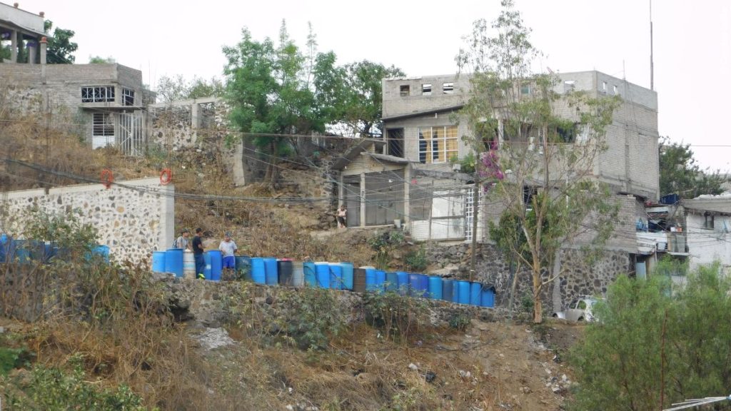 In der Nachbarschaft von San José Obrero, Xochimilco, Mexiko City, helfen sich die Menschen ohne Zugang zu Trinkwasser, indem sie das Wasser in Tonnen aufbewahren. Foto: Brenda Rodríguez, Mujer y Medio Ambiente | COMDA