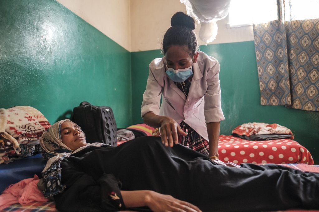 Tamrat Sultan (20) nurse of Prevention of Mother to Child Transmission, check on Lubaba Nassir, 35, 9 months pregnant, in the ward for women with high-risk pregnancy, at the Attat Primary Hospital, in the village of Attat, Ethiopia, on April 12, 2021.© Soteras|Misereor