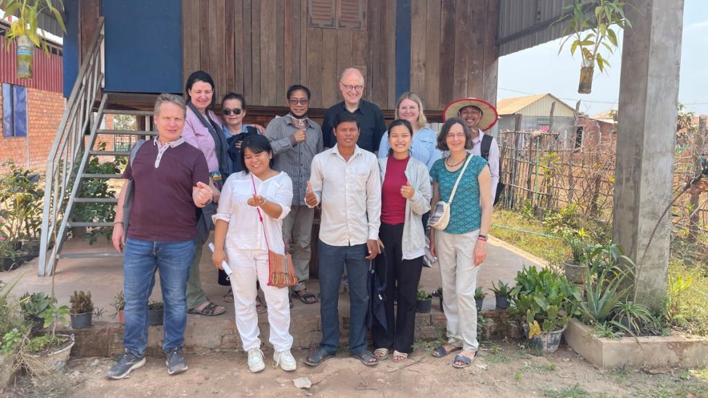 Bernd Bornhorst bei seinem Besuch in Kambodscha auf einem Gruppenfoto mit der Projektgruppe ©Misereor
