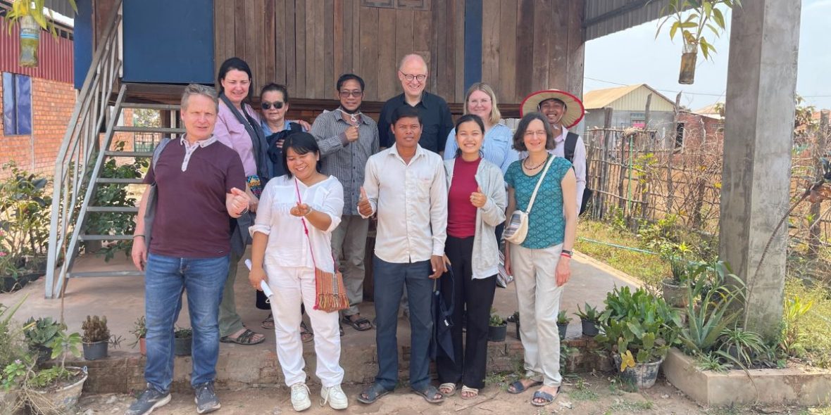 Bernd Bornhorst bei seinem Besuch in Kambodscha auf einem Gruppenfoto mit der Projektgruppe ©Misereor