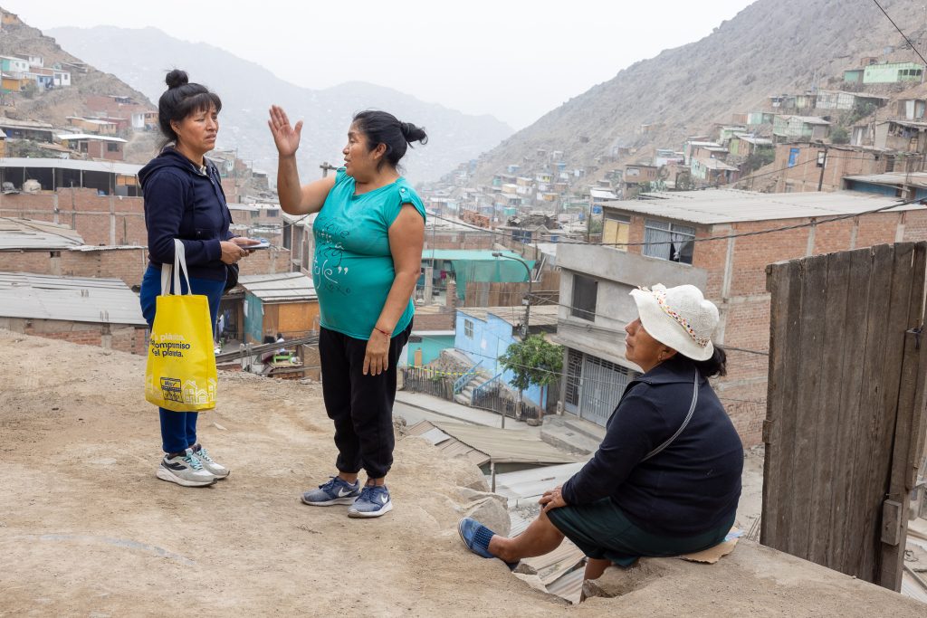 San Juan de Lurigancho Abilia Ramos mit zwei Bewohnerinnen im Gespräch © Pohl | Misereor