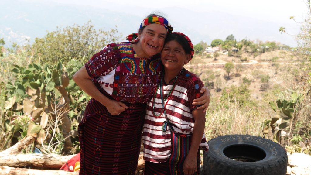 Verónica Girón (links) ist Koordinatorin und Mit­gründerin der Misereor-Partnerorganisation AFOPADI, einer Stiftung für integrale Ent­wicklung aus San Ildefonso Ixtahuacán. 