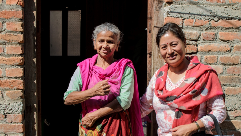 Sharmila Maharjan, Vorsitzende der Kooperative Didibahini in Siddhipur, und Kalpana Maharjan, Mitglied der Gemeinschaft in Siddhipur, beim Gespräch. © Biplap Maharjan