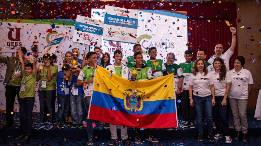Dank der Unterstützung von Hogar de Cristo konnten die Jugendlichen an dem Robotik-Wettbewerb teilnehmen – und können sich nun über ihre Auszeichnung freuen.© Hogar de Cristo