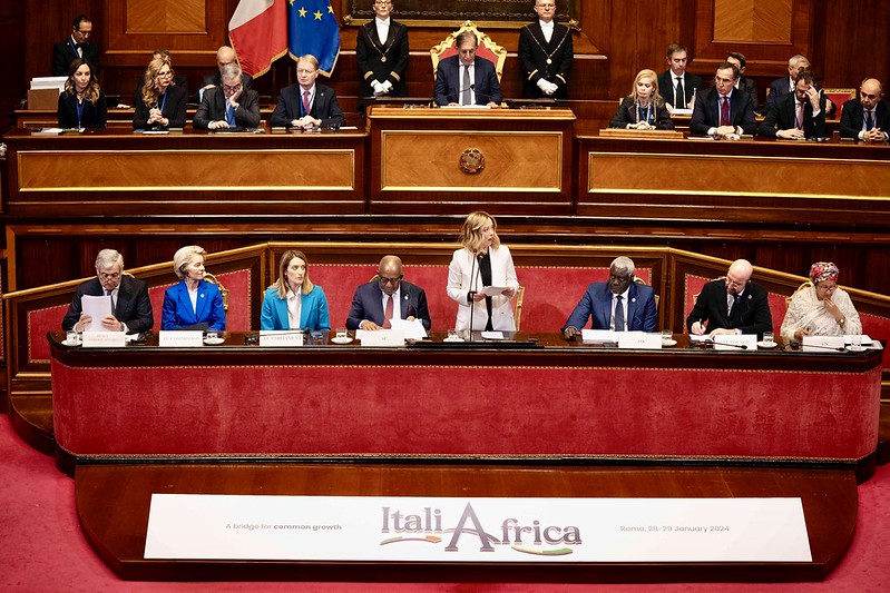 Europäische und afrikanische Politiker*innen beim Italien-Afrika-Gipfel