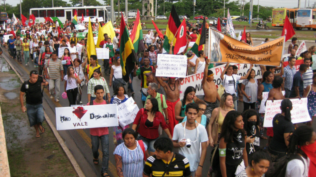 Demonstrationszug in einer Stadt in Brasilien