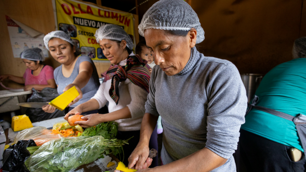Frauen bereiten Lebensmittel in einer Stadtküche zu