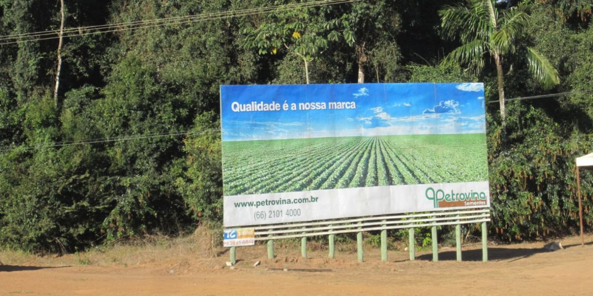 Ein Werbeplakat für Sojaanbau vor einem Wald