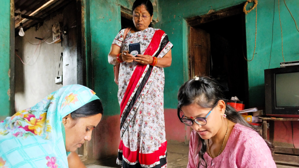 Frauen in Indien mit Handys