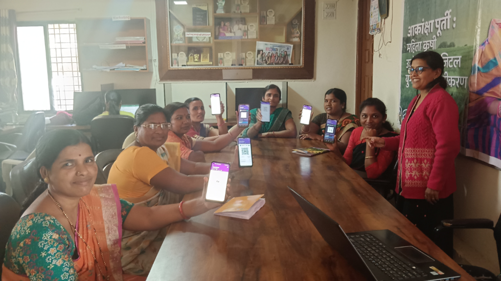 Eine Gruppe von Frauen, ausgestattet mit Handys