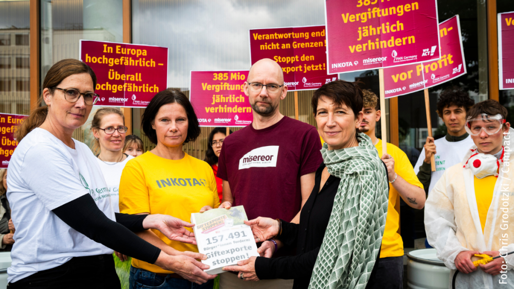 Petitionsübergabe von Misereor, INKOTA, Pan Germany und WeAct 