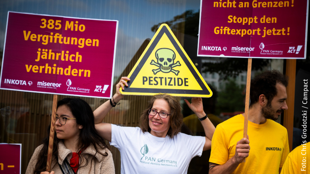 Petitionsübergabe: Stoppt giftigen Pestizidexport