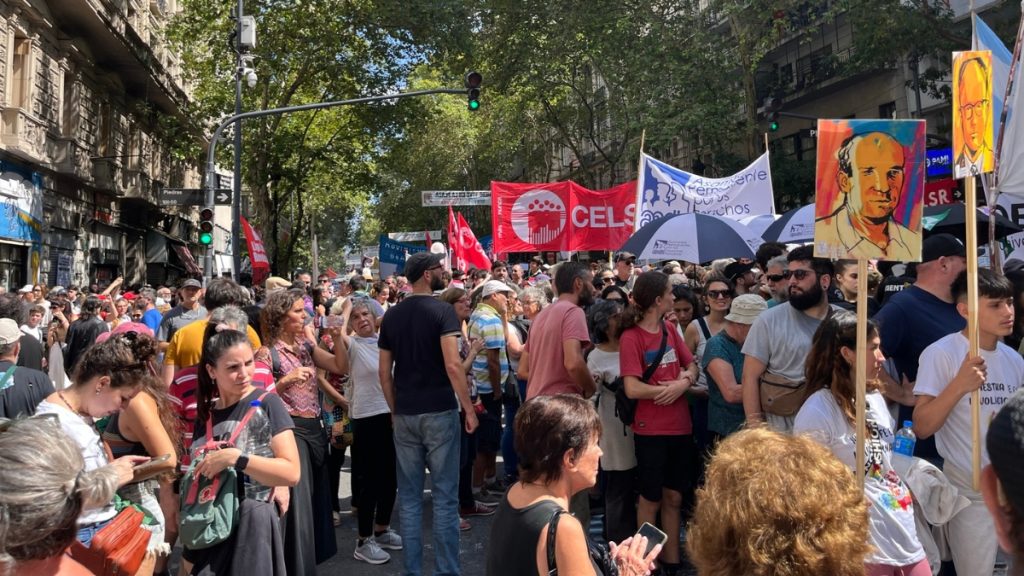 Buenos Aires am Día de la Memoria. Menschen protestieren gegen die Politik von Präsident Milei. © Misereor